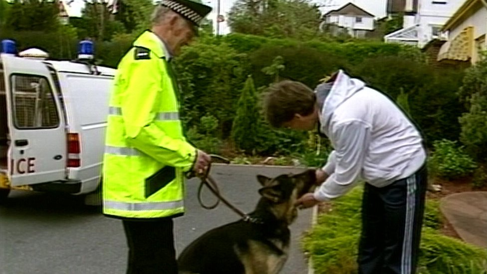 Джим МакНикол встречает полицейскую собаку Брин