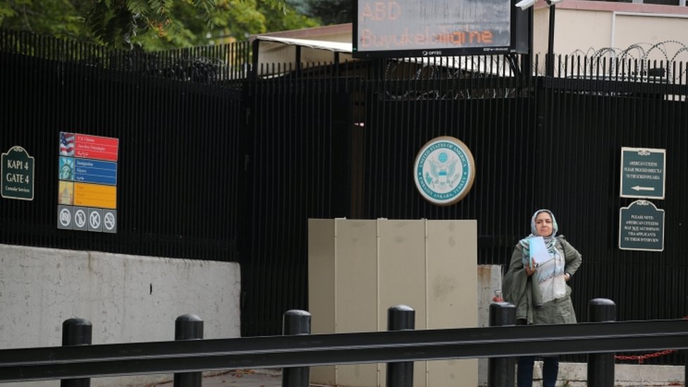 Женщина ждет в посольстве США в Анкаре в октябре
