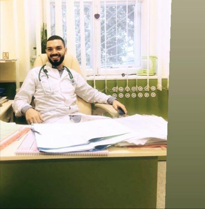 يعمل صلاح الدين طبيبا مقيما في إحدى مستشفيات أوديسا