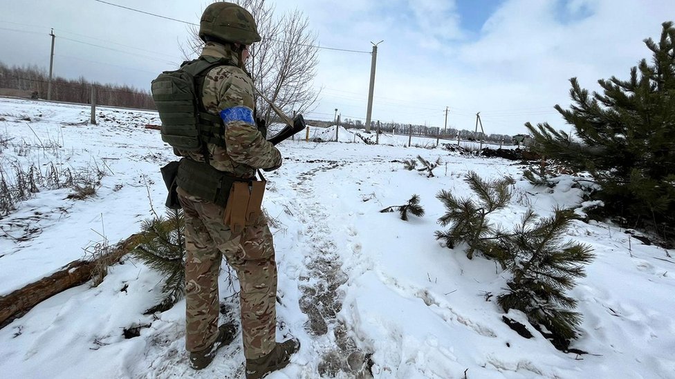 Un soldado ucraniano en medio de la nieve.