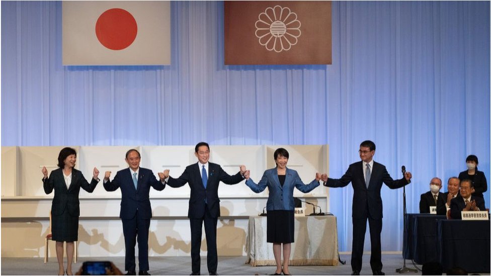 在日本東京，前外相岸田文雄(中)與即將離任的首相菅義偉(左2)及其他候選人野田聖子(左1)、高市早葉(右2)和河野太郎(右1)慶祝贏得自民黨領導人選舉。