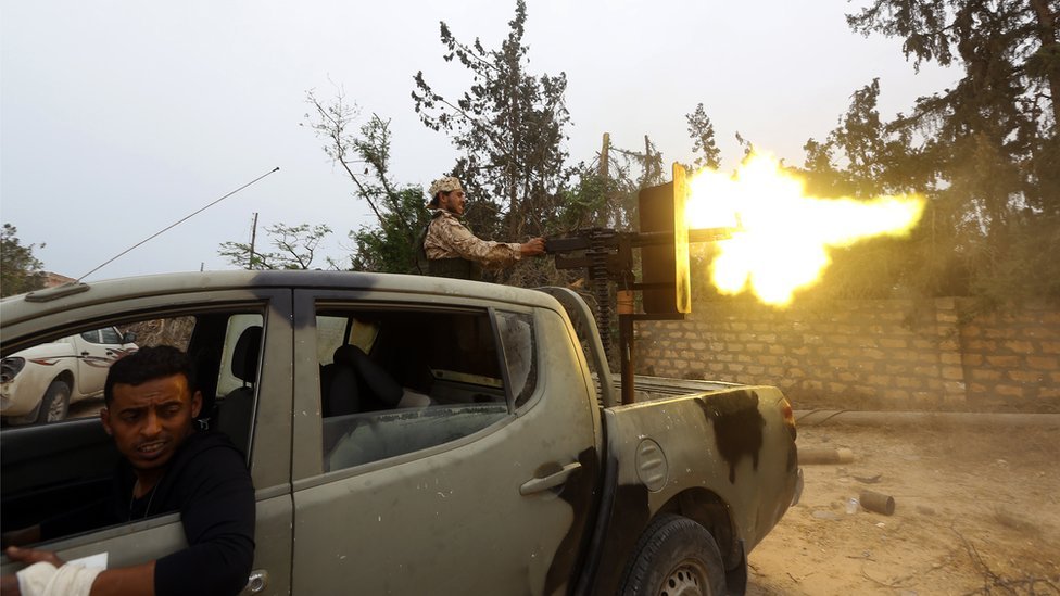 Бойцы, лояльные ливийскому международно признанному Правительству национального согласия (ПНС), стреляют из крупнокалиберного пулемета во время столкновений с силами, лояльными силе Халифе Хафтар, 21 мая 2019 года в районе Салах аль-Дин к югу от столицы Ливии Триполи || |