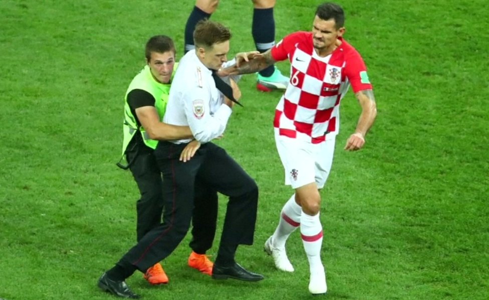 Lovren drži aktivistu, jul 2018.