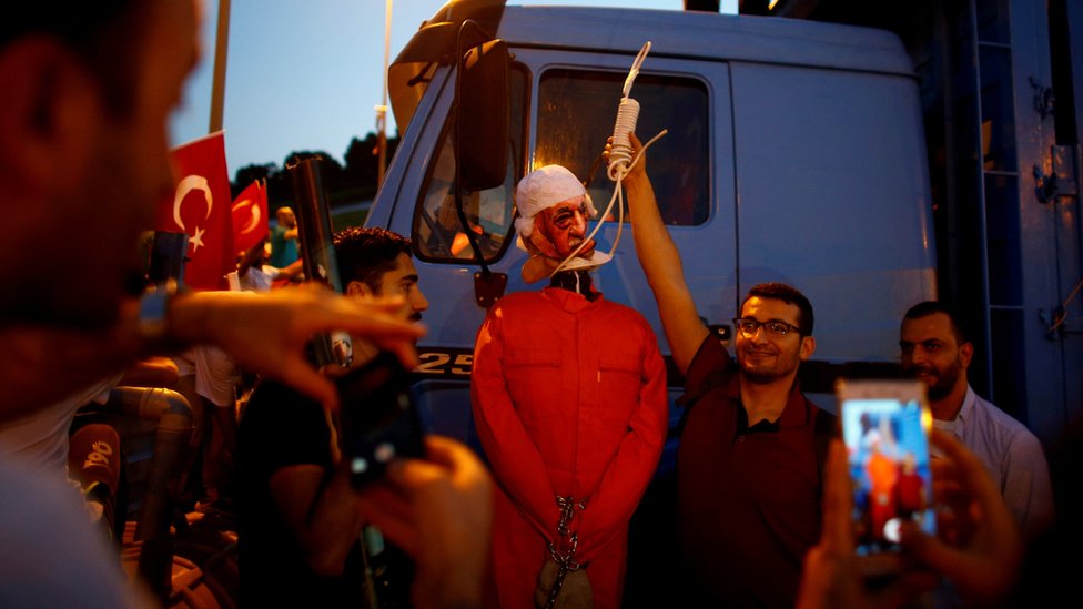 الحكومة التركية تتهم غولن بأنه العقل المدبر للانقلاب الفاشل.