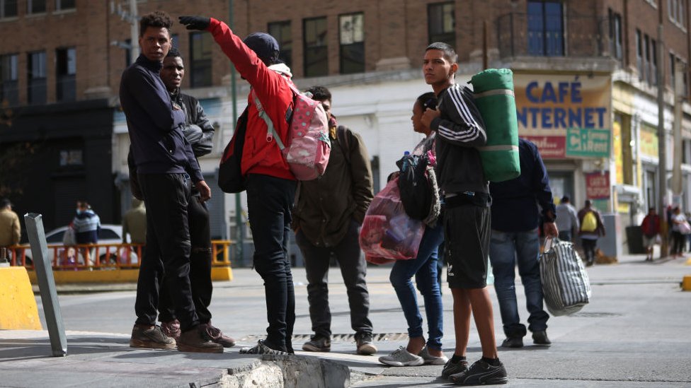 Migrantes venezolanos en el centro de Ciudad Juárez.