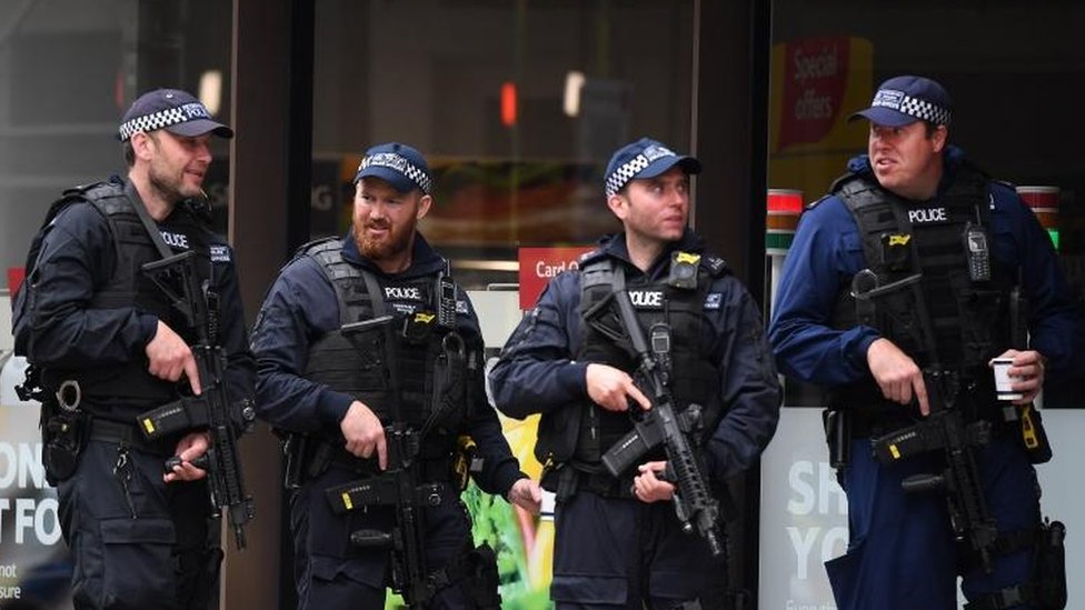 La policía realizó allanamientos en al menos tres puntos de Londres Policías armados