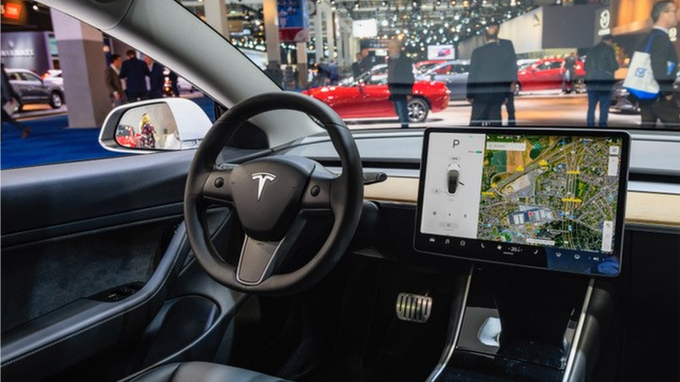 Tesla'nın dokunmatik ekranında şoförlerin oyun oynamaması uyarısı vardı