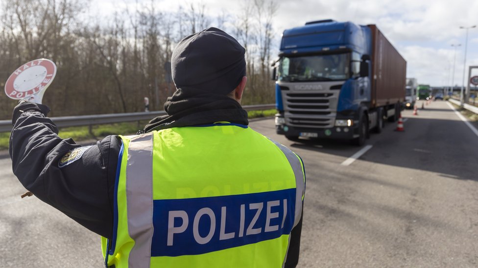 Сотрудники федеральной полиции Германии проверяют автомобили на границе с Францией в связи с эпидемией коронавируса в Нойлаутербурге недалеко от Карлсруэ, Германия, 13 марта 2020 г.