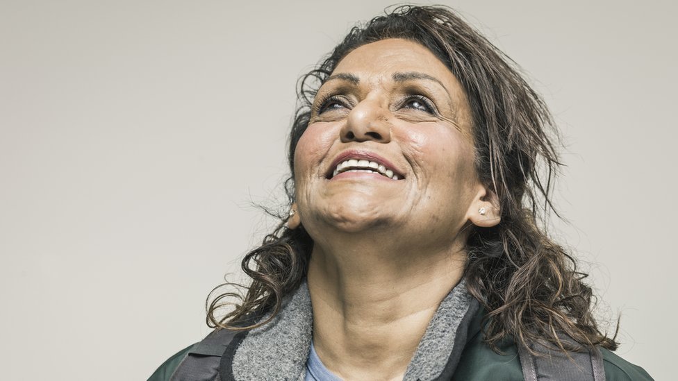 Los individuos con las mayores capacidades para la vida también tenían mejores indicadores de salud. Mujer sonriente, feliz