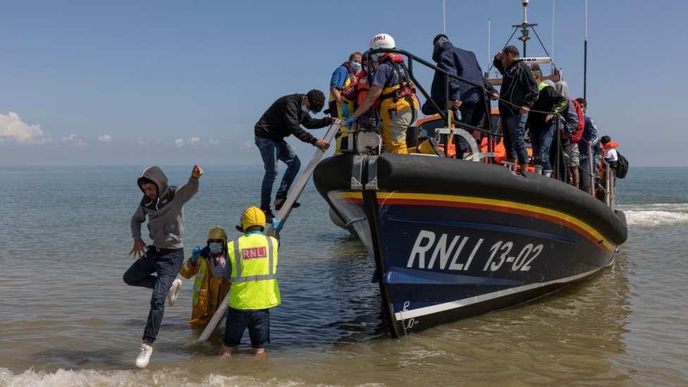 Un grupo de alrededor de 40 migrantes llega a través de la RNLI (Royal National Lifeboat Institution) a la playa de Dungeness el 4 de agosto de 2021.