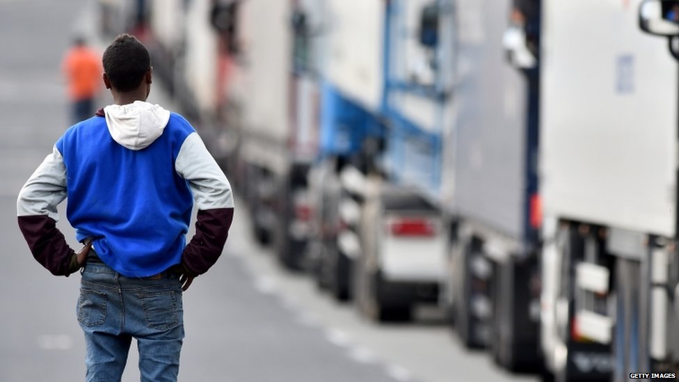 Мигранты продолжают попытки сесть на грузовики, направляющиеся в Соединенное Королевство 26 июня 2015 года в Кале, Франция
