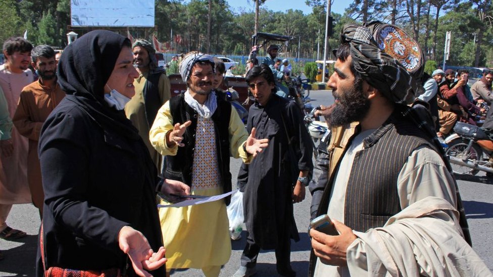 तालिबान के डर से इन नियमों को मानने पर मजबूर हो रही महिलाएं - BBC News हिंदी