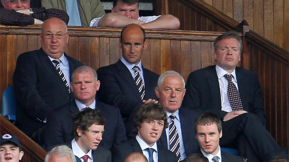 Крейг Уайт (справа) в ложе директоров в Ibrox после того, как он занял свое место в «Рейнджерс» в мае 2011 года, с Мартином Бейном (в центре заднего ряда) и Уолтером Смитом (в среднем ряду справа)