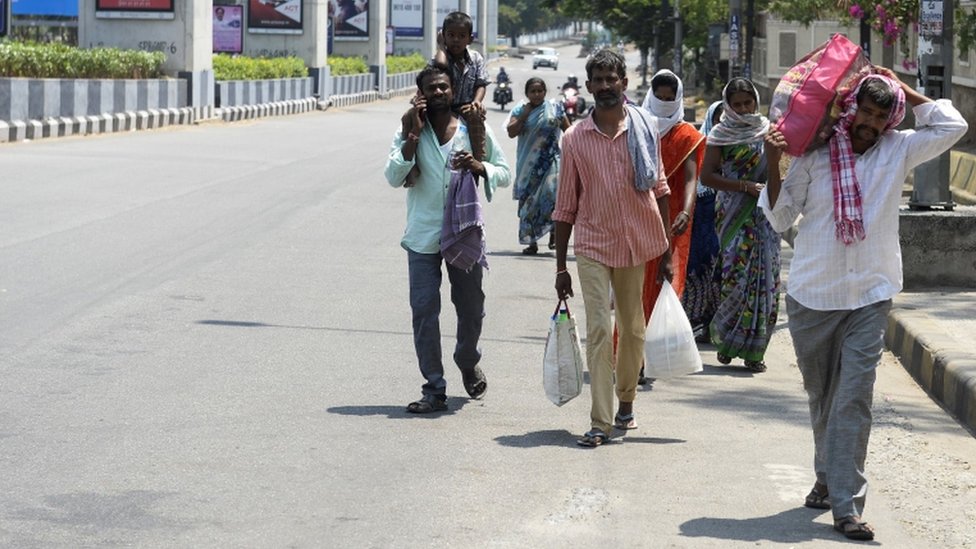 Trabajadores migrantes abandonan Hyderabad el lunes 30 de marzo.