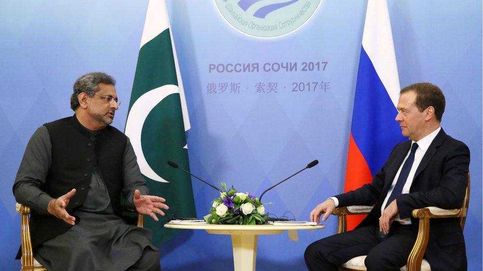 Shahid Khaqan Abbas, primer ministro de Pakistán, junto al primer ministro ruso, Dmitry Medvedev, en un encuentro el 30 de noviembre de 2017. Shahid Khaqan Abbas, primer ministro de Pakistán, junto al primer ministro ruso, Dmitry Medvedev