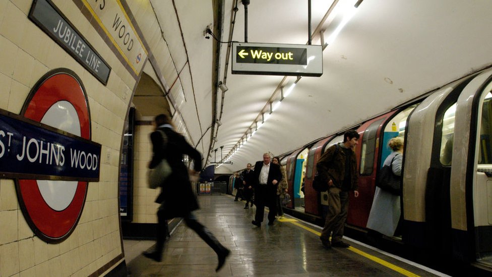 Поезд метро и платформа на станции лондонского метро St John's Wood