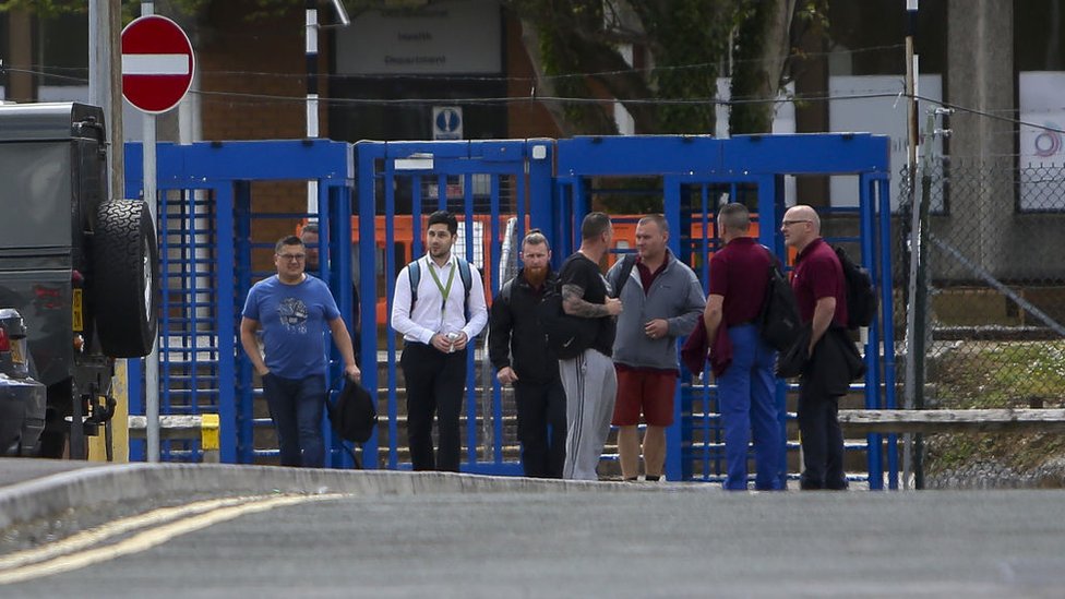 Рабочие покидают завод после объявления о закрытии в июне 2019 года
