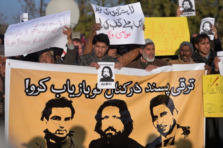 Пакистанские правозащитники держат фотографии блоггеров, пропавших без вести во время акции протеста в Исламабаде 10 января 2017 года.