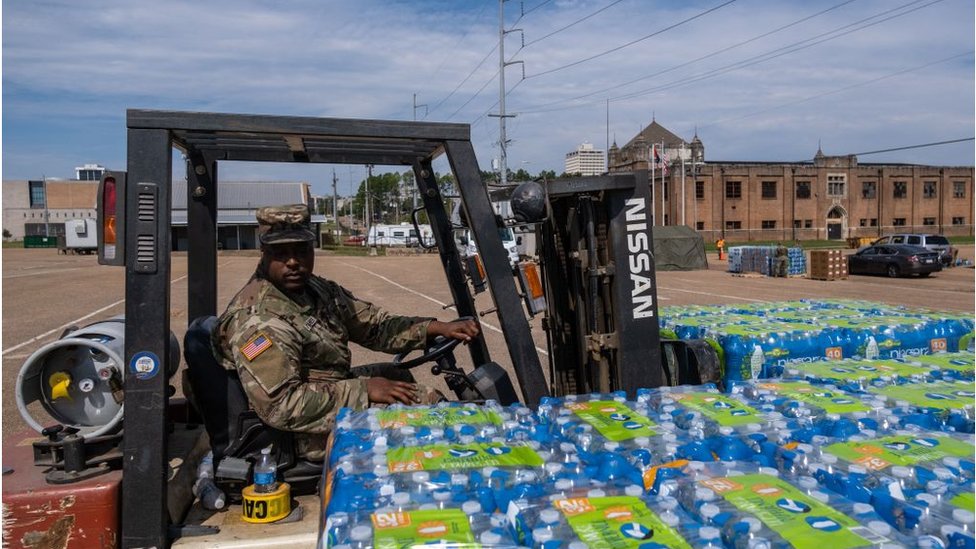 La Guardia Nacional de EE.UU. reparte botellas de agua en Misisipi