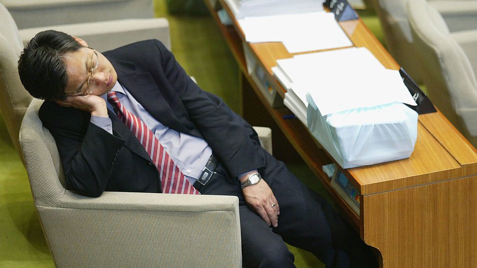 Líder de la oposición durmiendo en 2004