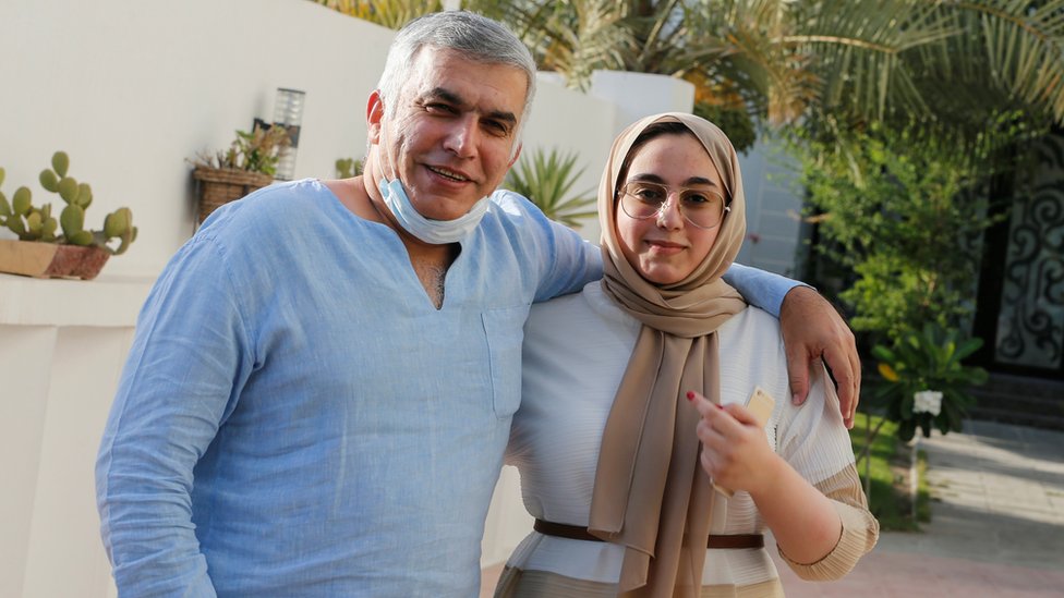 Известный бахрейнский правозащитник Набиль Раджаб и его дочь позируют фотографу