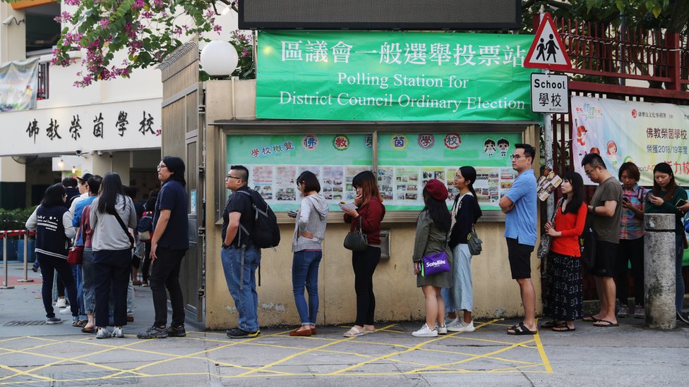 2019年香港區議會選舉元朗雞地一處投票站外選民排隊等候進入（24/11/2019）