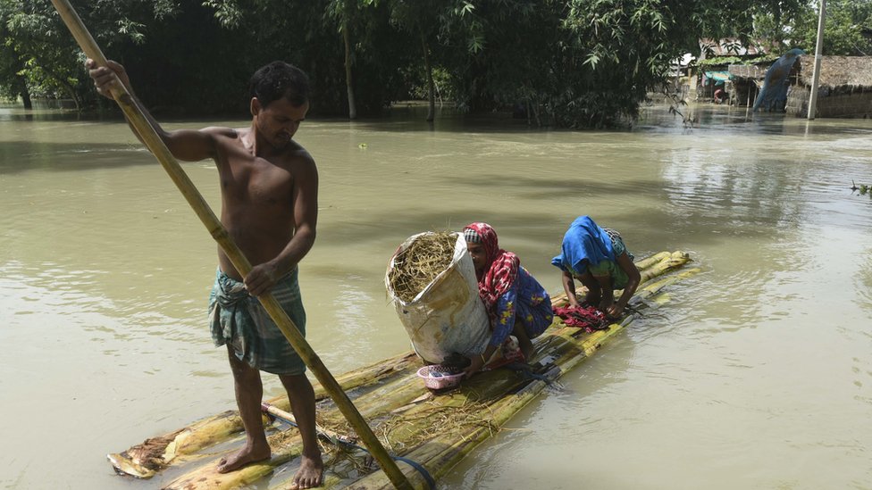 Наводнения вынудили людей использовать банановые деревья в качестве плотов в штате Ассам на северо-востоке Индии