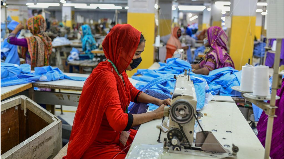 Bangladeş'te bir tekstil fabrikasında çalışan kadın işçi