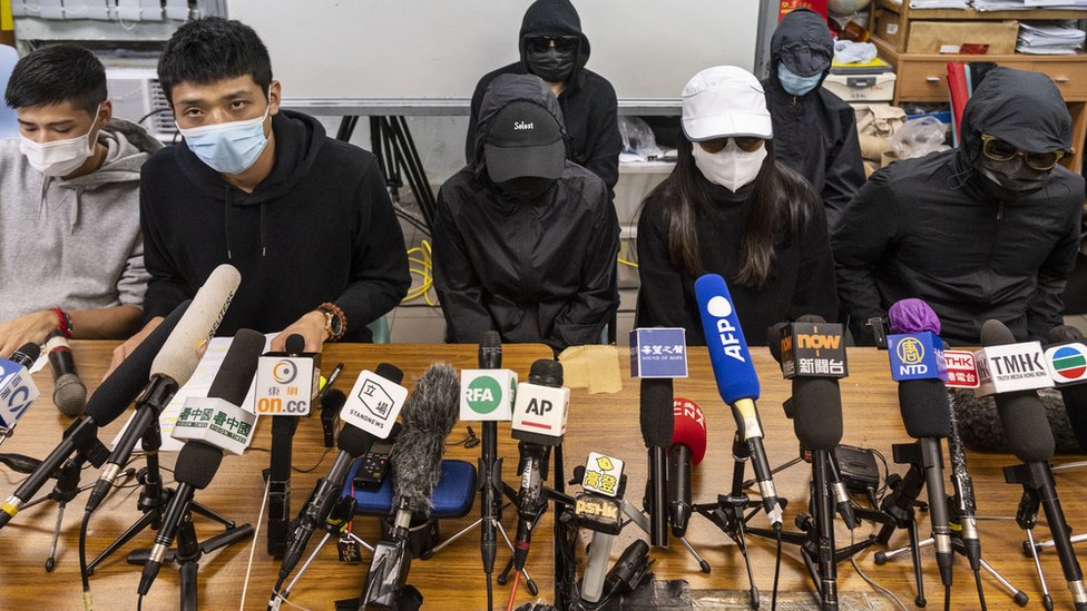12名港人的家屬多次召開記者會，要求香港當局給予幫助。