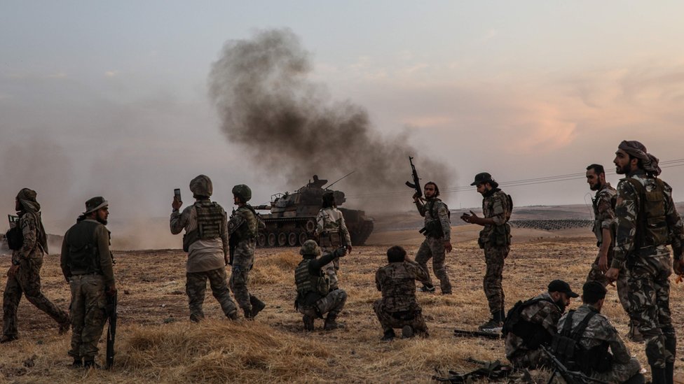 Турецкие солдаты и союзные сирийские боевики на окраине сирийского города Манбидж (14 октября 2019 г.)