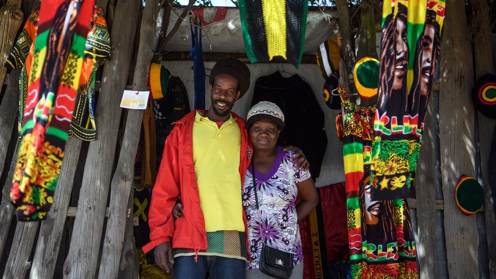 Selassie donó 200 hectáreas de tierra a miembros del movimiento rastafari y colonos de Jamaica y otras partes del Caribe para que pudieran establecerse en África. La comunidad todavía existe hoy en día. Rastafaris