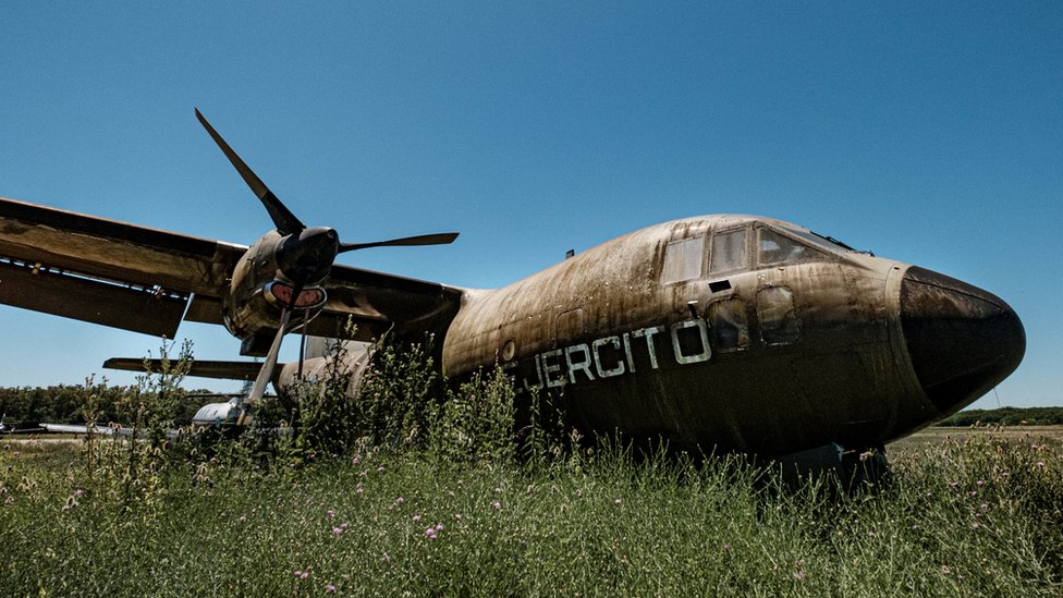 Uno de los aviones abandonados en Campo de Mayo