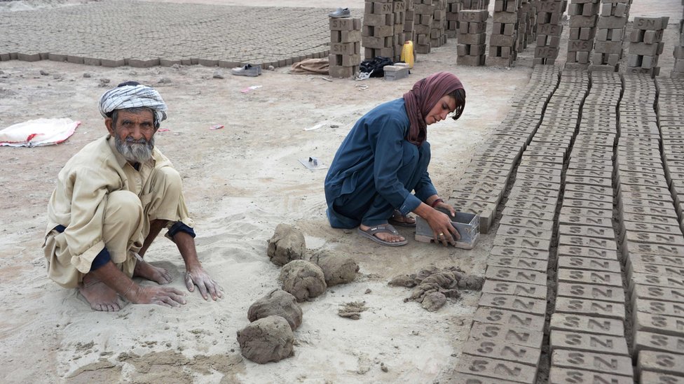 Sitara Wafadar y su padre haciendo ladrillos