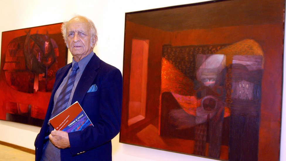 De Szyszlo incorporó la temática indigenista dentro de un estilo abstracto. De Szyszlo frente a sus cuadros durante una exposición en Roma