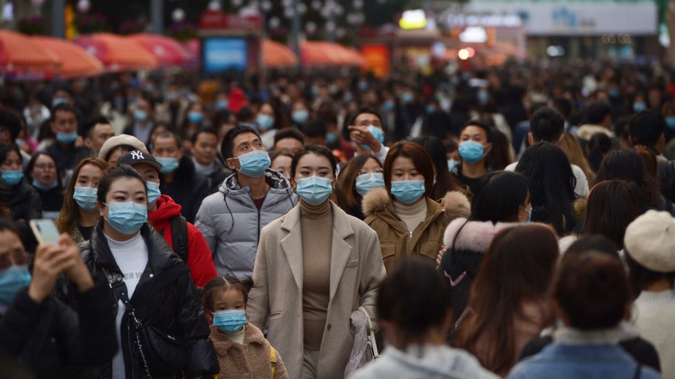 Chineses usando máscaras nas ruas