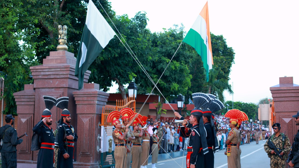 印度和巴基斯坦邊境瓦加哨卡的兩國邊防軍每天傍晚同時舉行降旗儀式。