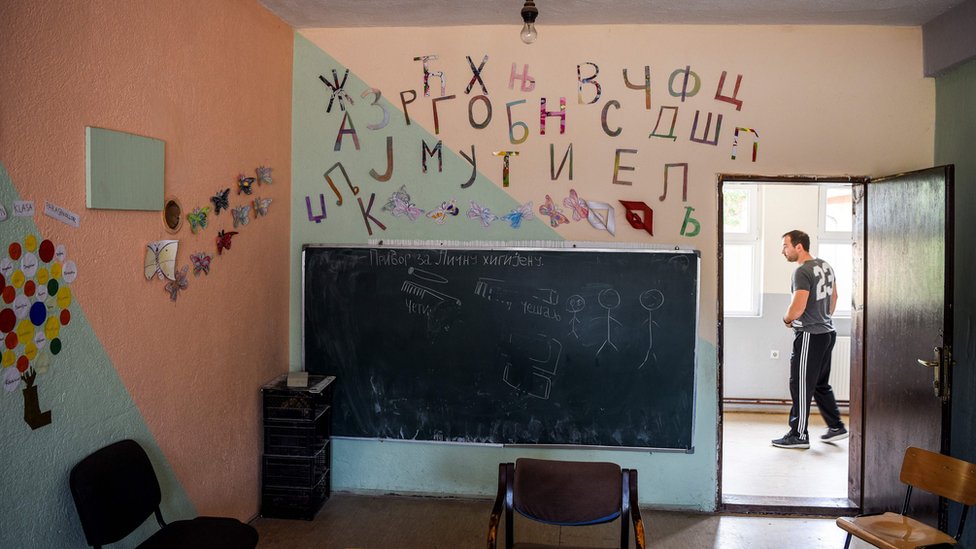 Učionica, azbuka ispisana na zidu