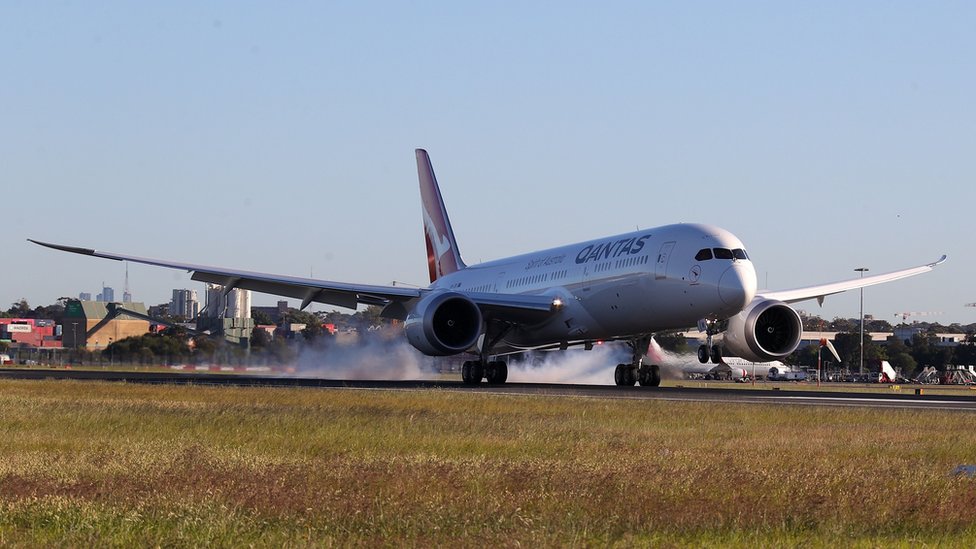 Самолет Qantas Boeing 787 Dreamliner приземляется в международном аэропорту Сиднея после выполнения беспосадочного тестового полета из Нью-Йорка
