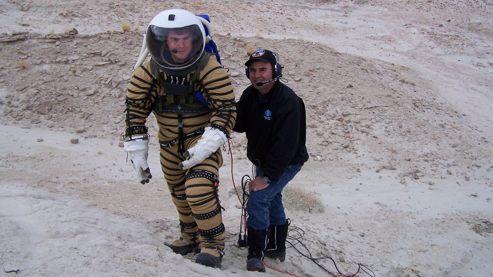 El ingeniero Juan Pablo de León con uno de sus diseños de trajes espaciales.