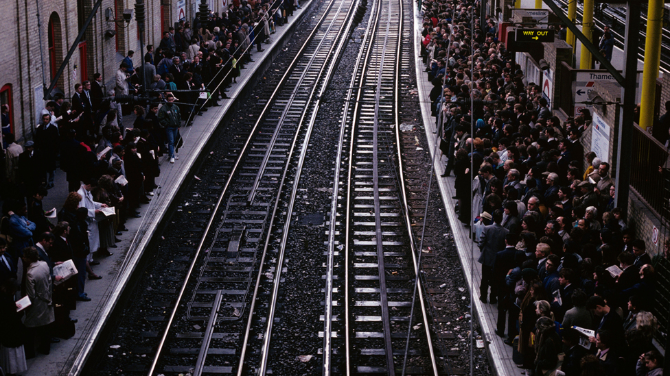 Пассажиры ждут поезда Thameslink