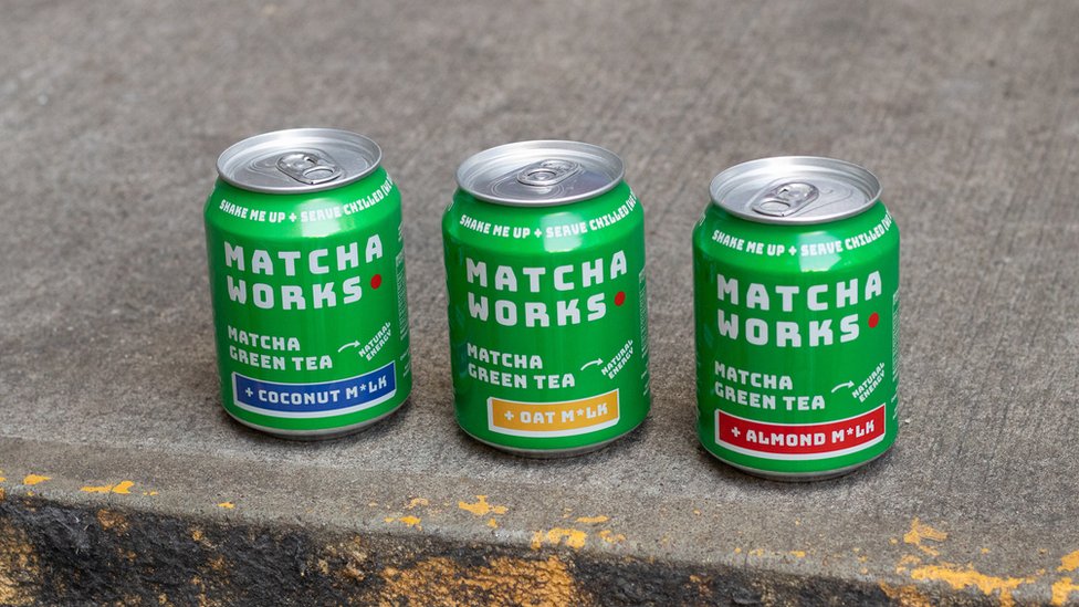 Три банки напитков Matcha Works