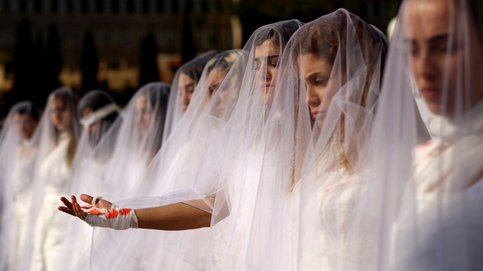 Activistas de la ONG Abaad (Dimensiones) en el Líbano protestando vestidas de novia contra la ley que permitía a un violador ser exonerado si se casaba con su víctima