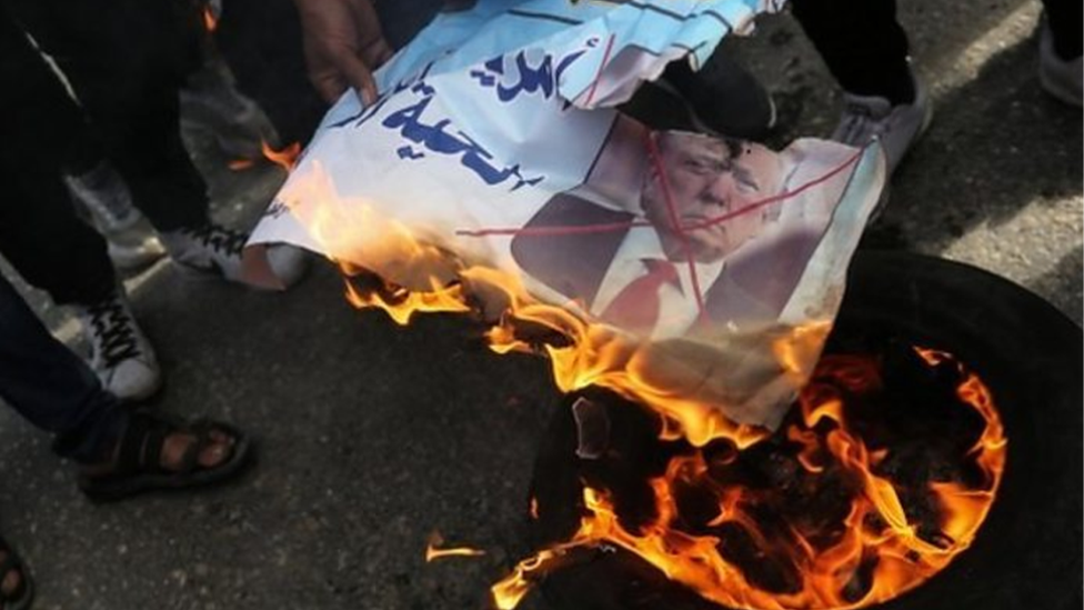 متظاهرون يحرقون صورة الرئيس ترامب