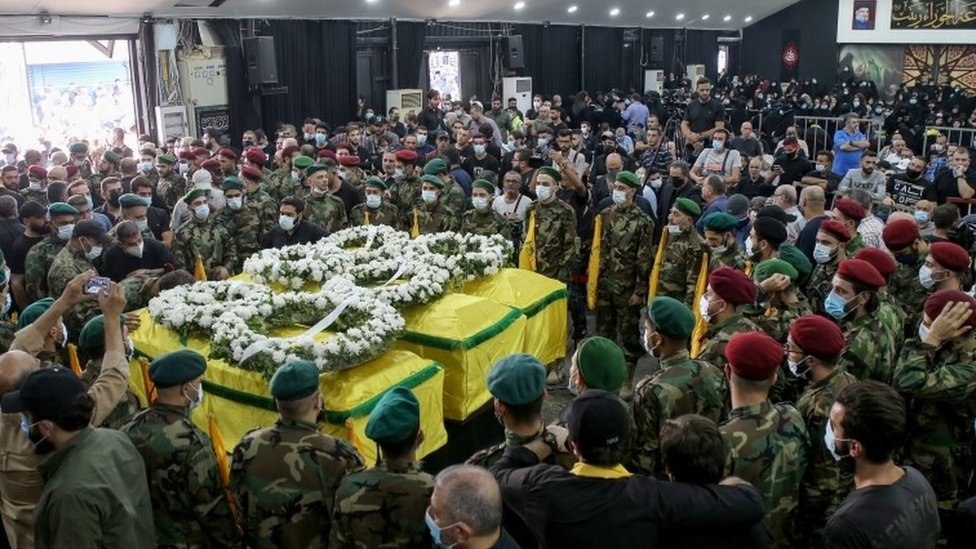 أنصار حزب الله بجوار نعوش قتلى أعمال العنف في بيروت في اليوم السابق (15 أكتوبر / تشرين الأول 2021)