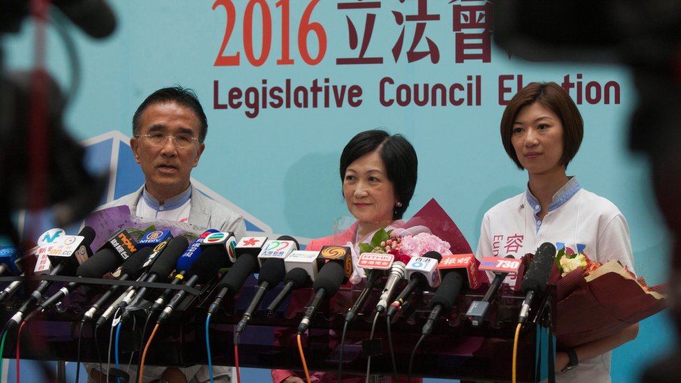 Майкл Тьен (слева), Регина Ип (в) и Юнис Юнг (слева) на пресс-конференции Новой народной партии