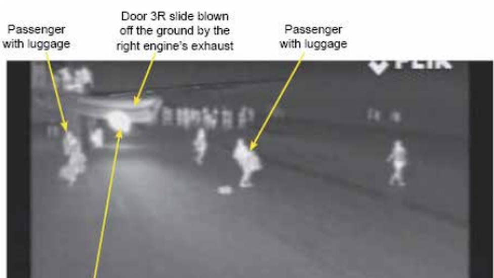 Инфракрасная камера показывает пассажира, выходящего с багажом