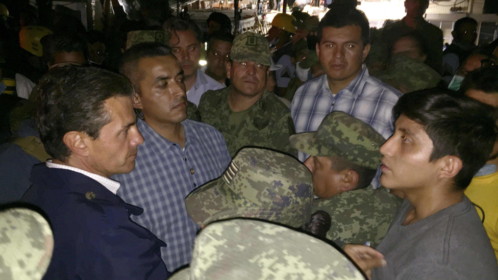 El presidente de México, Enrique Peña Nieto (izq.), visitó el lugar de la tragedia. El presidente de México, Enrique Peña Nieto (izq.), visitó el lugar de la tragedia
