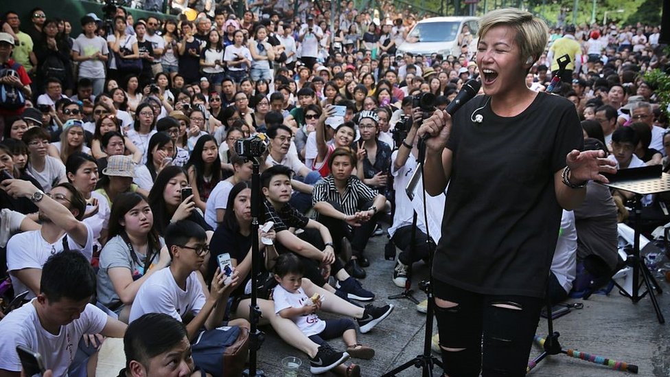 Дениз Хо выступает на бесплатном концерте в Гонконге в 2016 году после того, как косметический гигант Lancome отменил концерт с участием местного певца