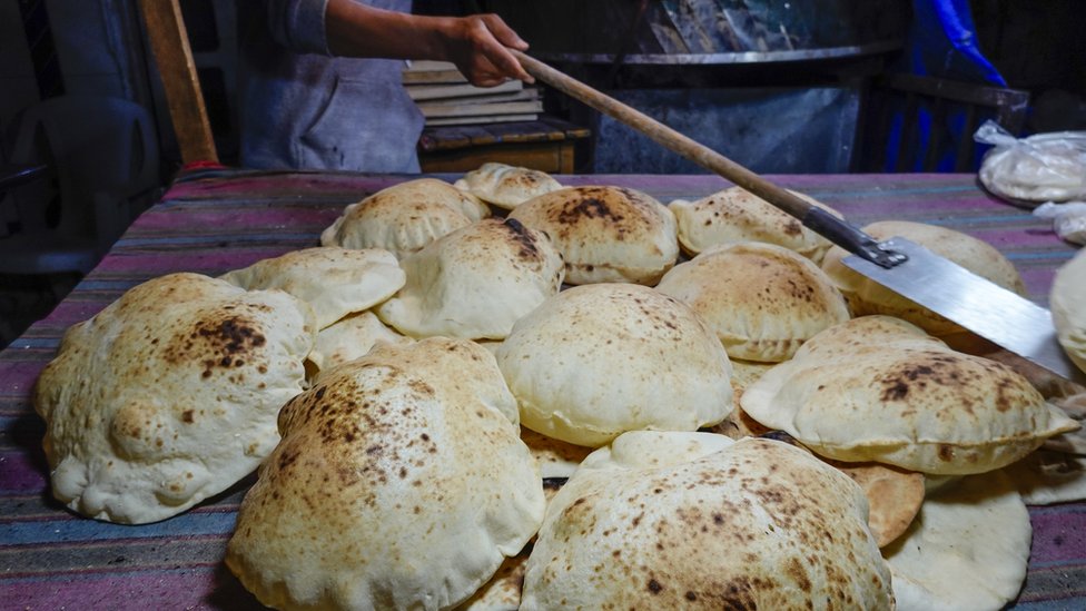 رجل يجهز الخبز في مصر