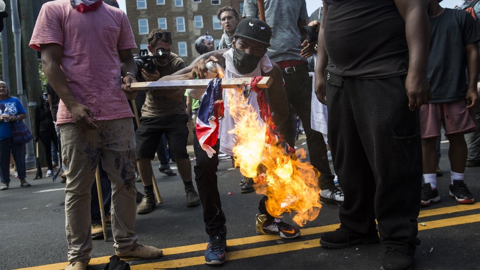 El grupo tiene nexos con anarquistas y reivindica la violencia en su lucha contra los supremacistas blancos. Manifestantes en Charlottesville, Virginia, Estados Unidos.